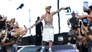 Justin Bieber Performs Shirtless During Surprise Fanatics Fest Appearance
