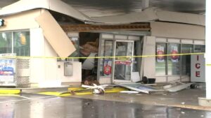 Gas station employees hear ‘cracking’ sound, get out seconds before roof collapses